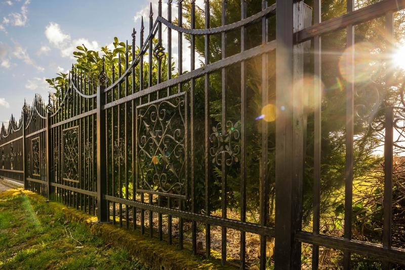 Rénovation de clôture, quels matériaux choisir pour un résultat durable